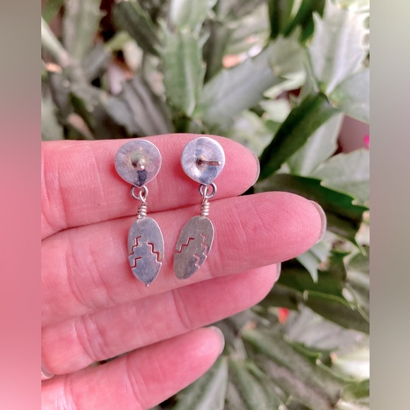 ❤️ Native American handcrafted feather post earrings - Picture 2 of 5